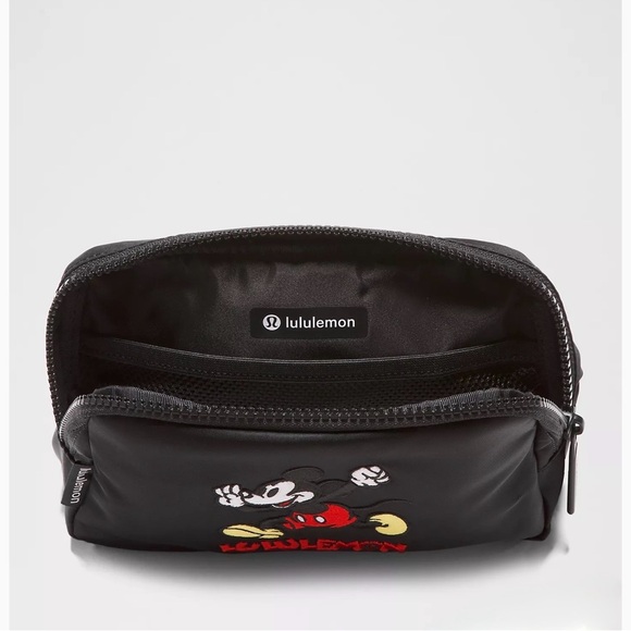 Disney x lululemon Everywhere Belt Bag Mickey in Motion Graphic - Picture 2 of 8